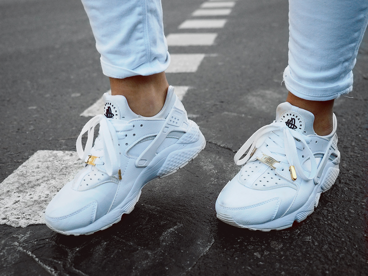 wearing nike huarache white sneakers with white jeans